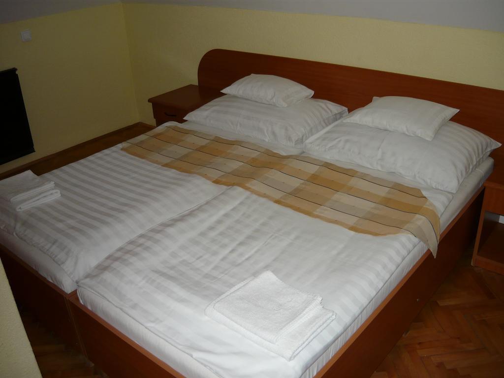 Ezuestfenyo Hotel แตลกิบานยา ภายนอก รูปภาพ