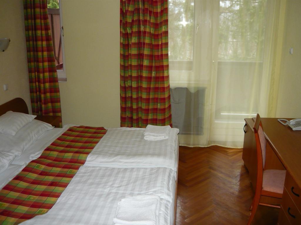 Ezuestfenyo Hotel แตลกิบานยา ภายนอก รูปภาพ
