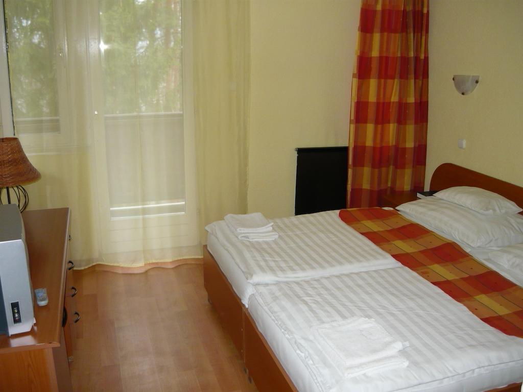 Ezuestfenyo Hotel แตลกิบานยา ห้อง รูปภาพ