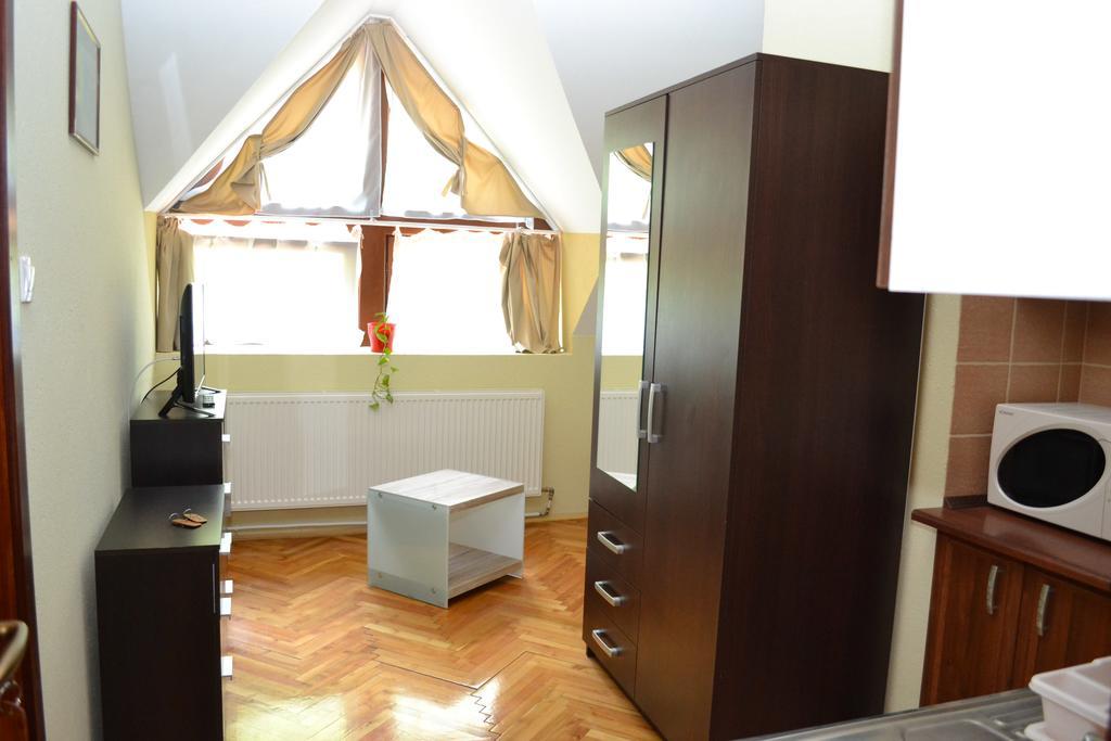 Ezuestfenyo Hotel แตลกิบานยา ภายนอก รูปภาพ