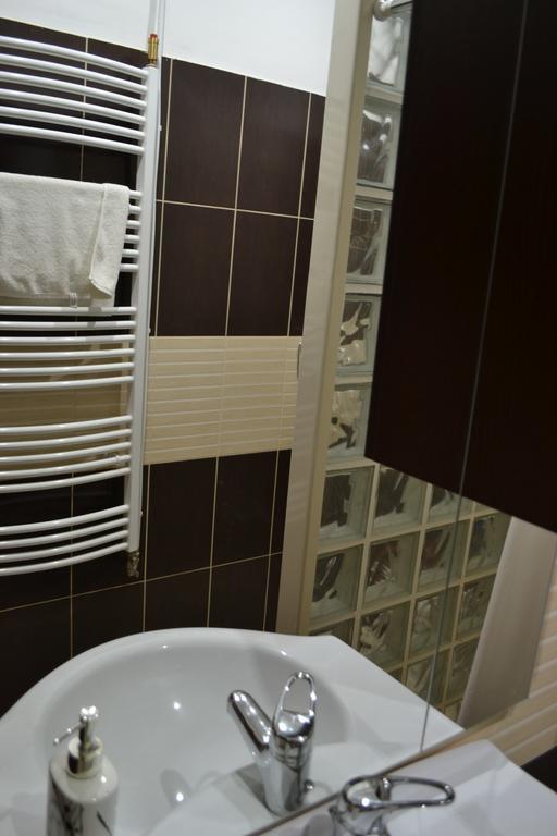 Ezuestfenyo Hotel แตลกิบานยา ภายนอก รูปภาพ