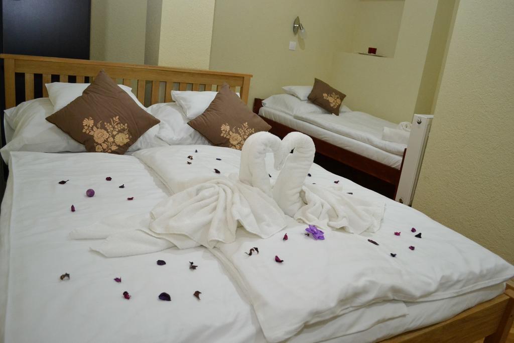 Ezuestfenyo Hotel แตลกิบานยา ภายนอก รูปภาพ