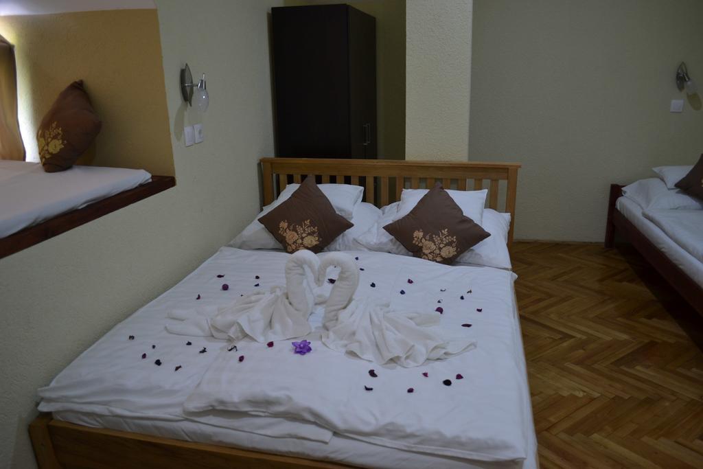 Ezuestfenyo Hotel แตลกิบานยา ภายนอก รูปภาพ