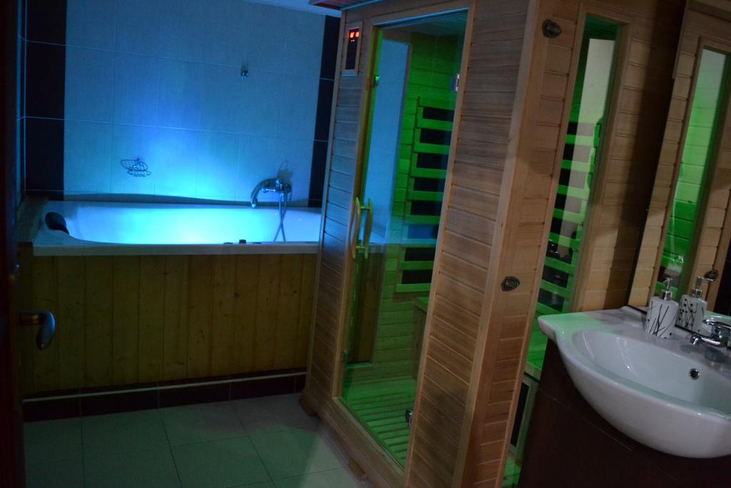 Ezuestfenyo Hotel แตลกิบานยา ภายนอก รูปภาพ