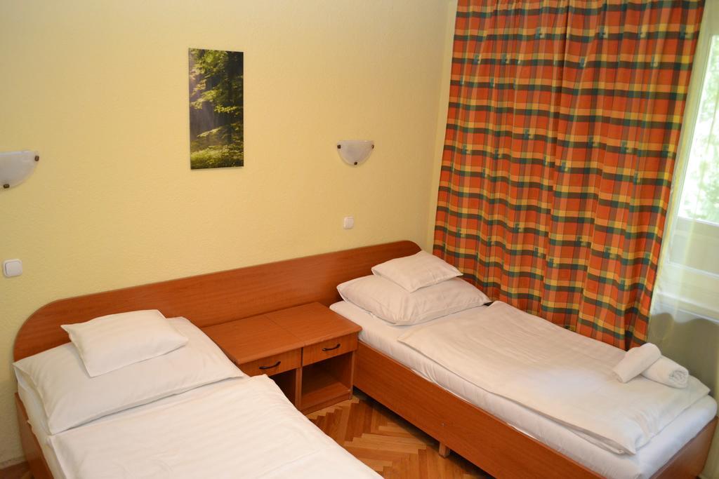 Ezuestfenyo Hotel แตลกิบานยา ภายนอก รูปภาพ
