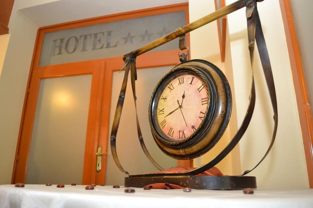 Ezuestfenyo Hotel แตลกิบานยา ภายนอก รูปภาพ