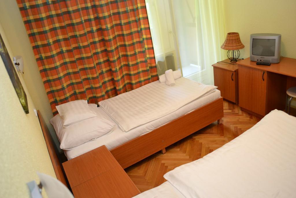 Ezuestfenyo Hotel แตลกิบานยา ภายนอก รูปภาพ