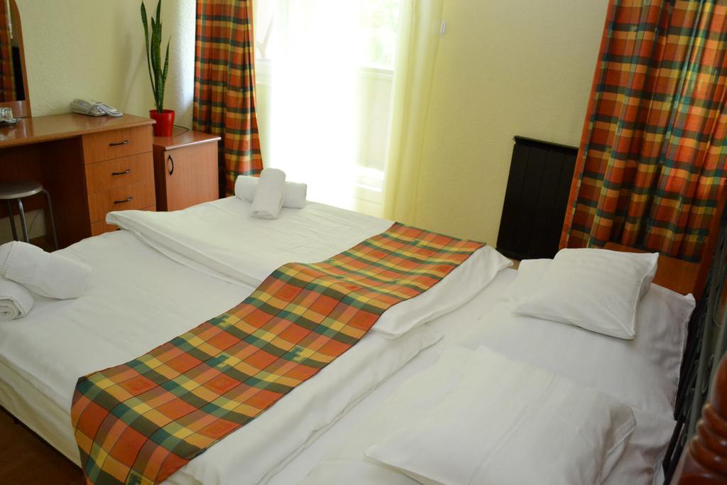 Ezuestfenyo Hotel แตลกิบานยา ภายนอก รูปภาพ
