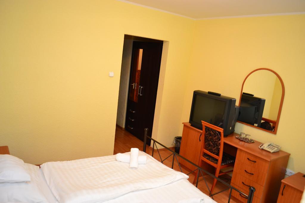 Ezuestfenyo Hotel แตลกิบานยา ภายนอก รูปภาพ