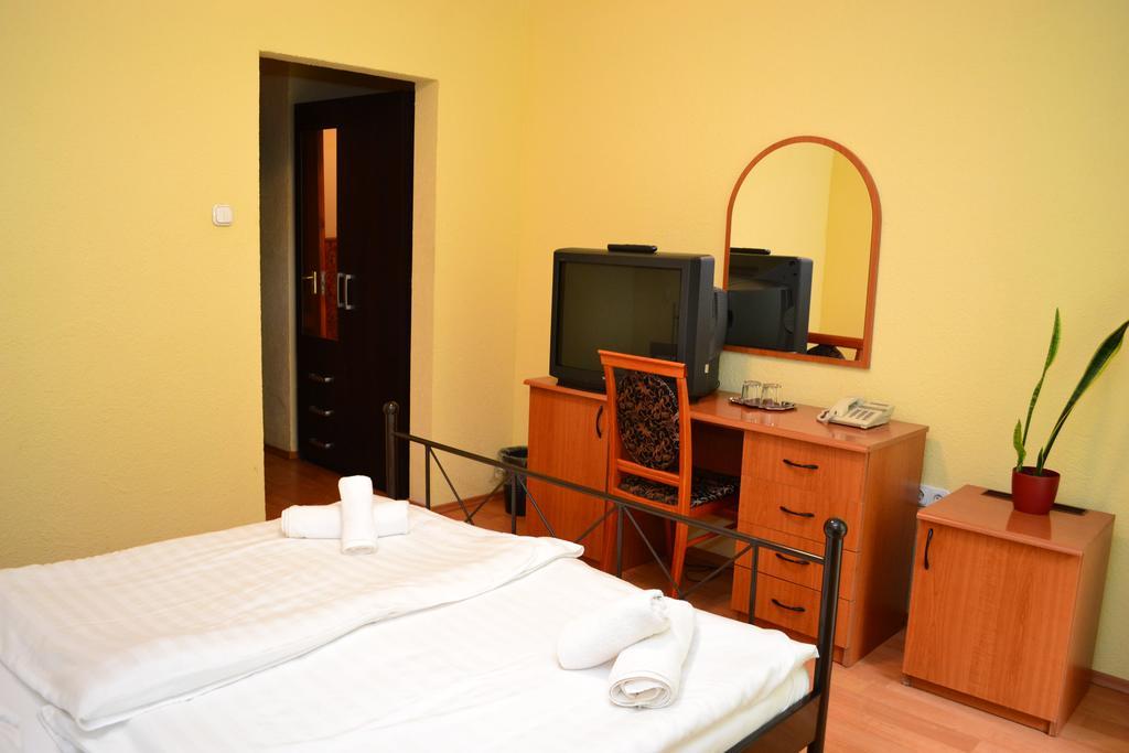Ezuestfenyo Hotel แตลกิบานยา ภายนอก รูปภาพ