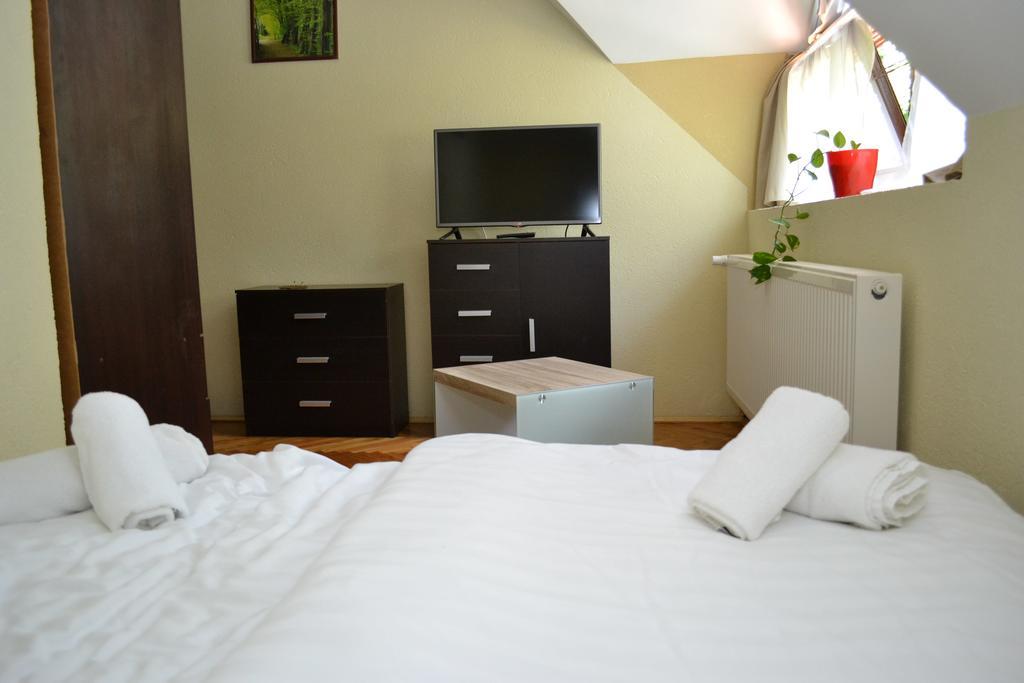 Ezuestfenyo Hotel แตลกิบานยา ภายนอก รูปภาพ