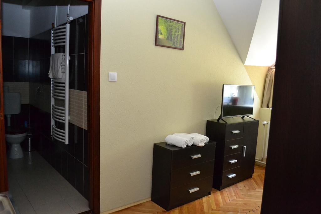 Ezuestfenyo Hotel แตลกิบานยา ภายนอก รูปภาพ