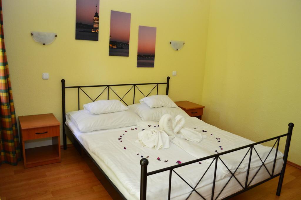 Ezuestfenyo Hotel แตลกิบานยา ภายนอก รูปภาพ