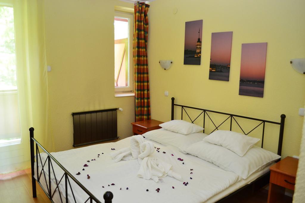 Ezuestfenyo Hotel แตลกิบานยา ภายนอก รูปภาพ