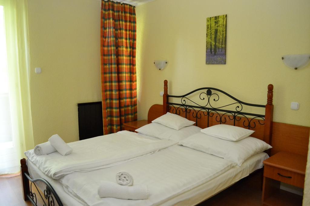 Ezuestfenyo Hotel แตลกิบานยา ภายนอก รูปภาพ