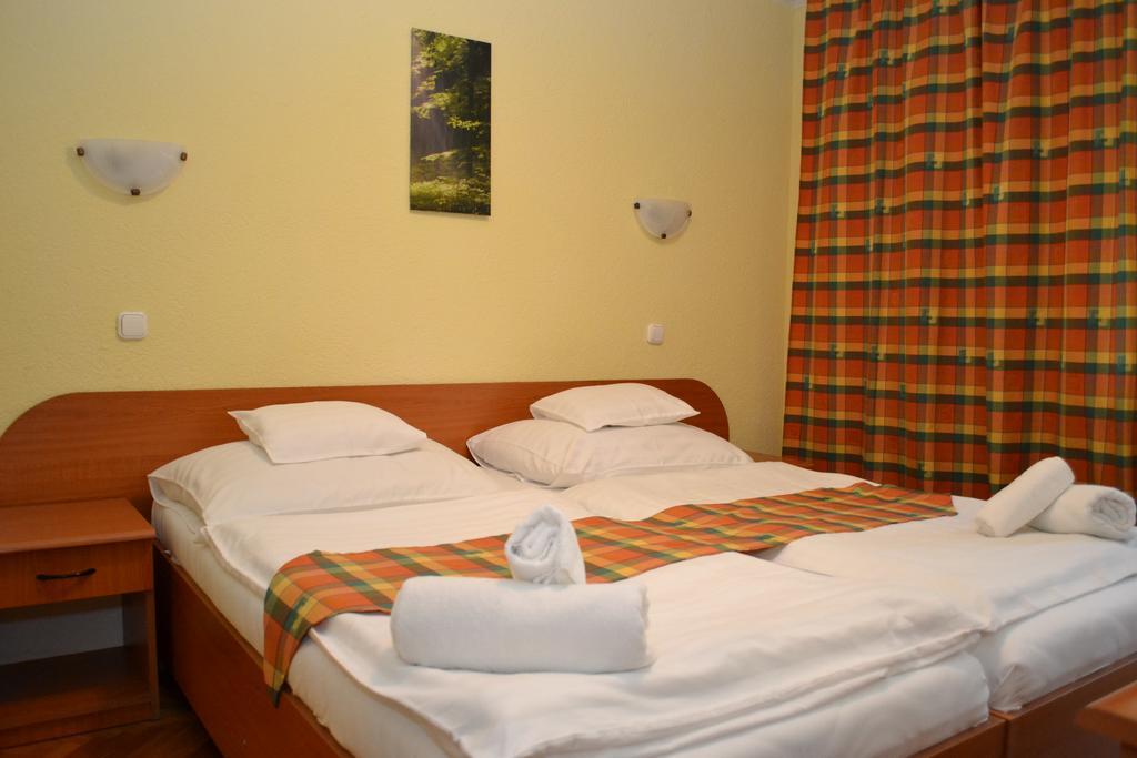 Ezuestfenyo Hotel แตลกิบานยา ภายนอก รูปภาพ