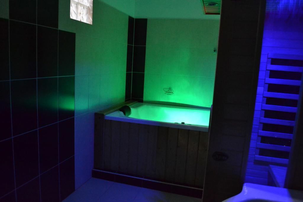 Ezuestfenyo Hotel แตลกิบานยา ภายนอก รูปภาพ
