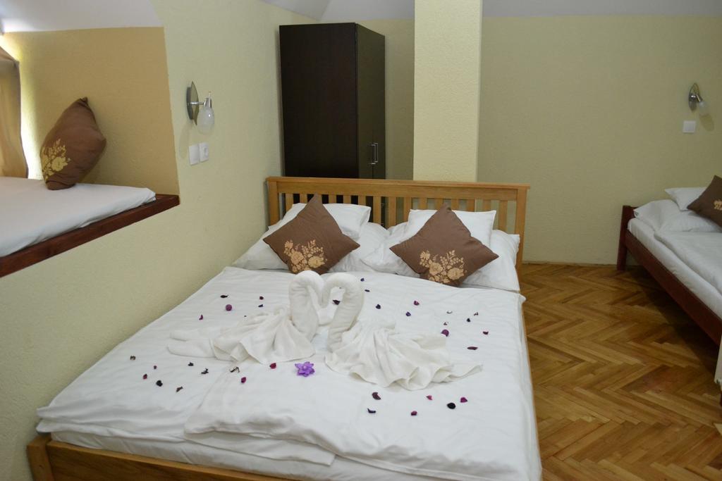 Ezuestfenyo Hotel แตลกิบานยา ภายนอก รูปภาพ