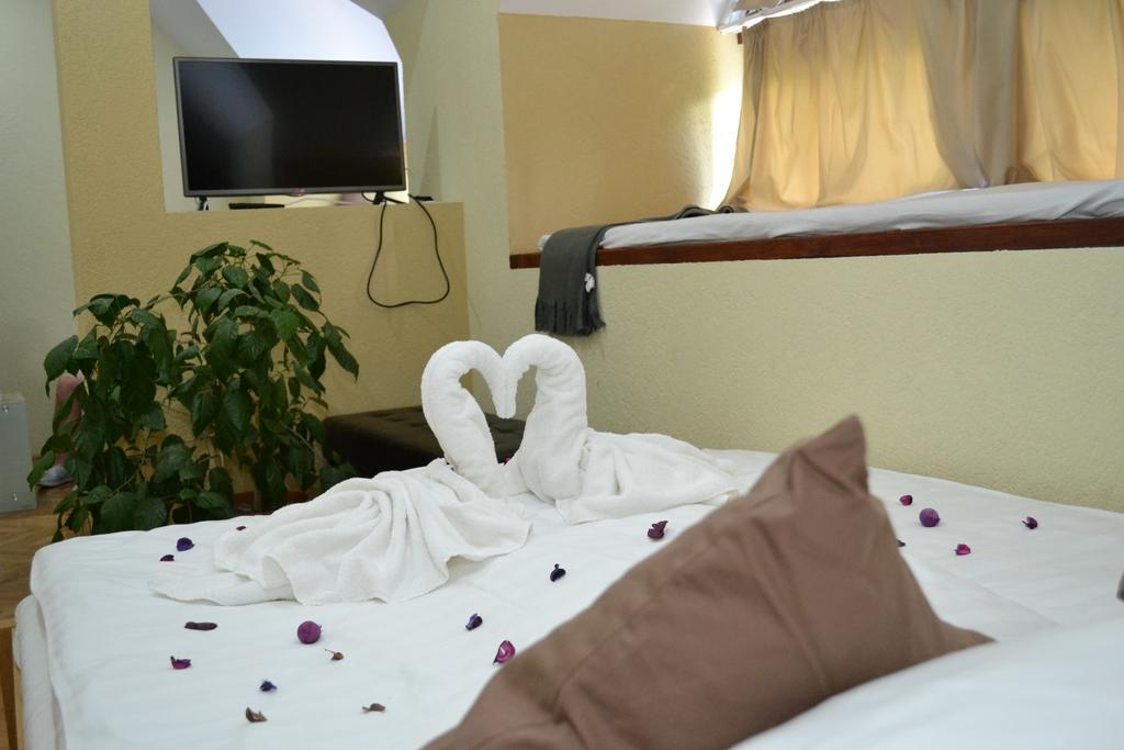 Ezuestfenyo Hotel แตลกิบานยา ภายนอก รูปภาพ