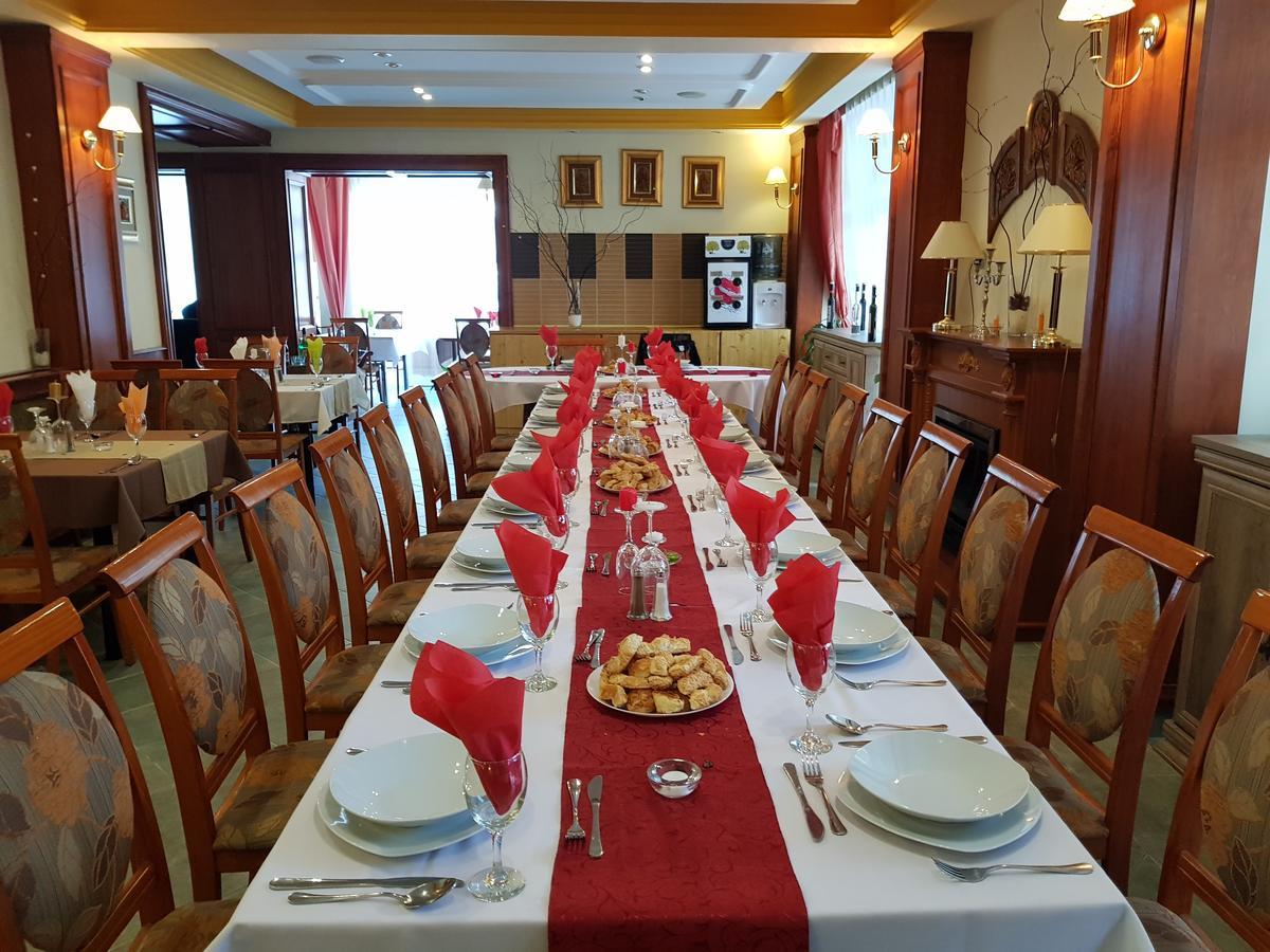 Ezuestfenyo Hotel แตลกิบานยา ภายนอก รูปภาพ